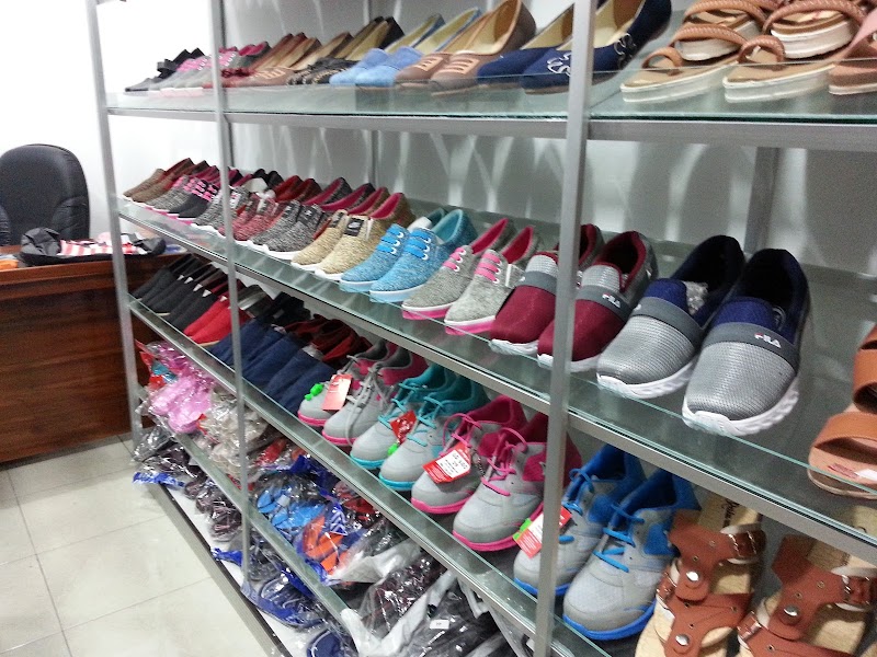 Sepatu Keren Cilacap: UnbannedSneakers Jadi Pilihan Favorit